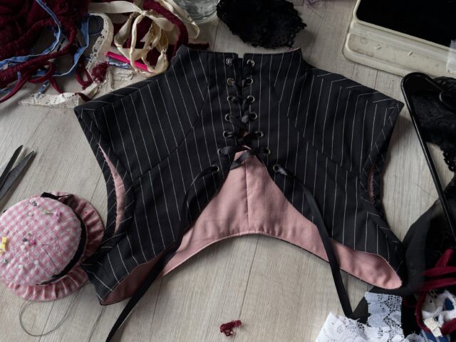 Hice este antes de descubrir un poco el estilo actual q tengo de lo que quiero vender ><

Es un bolero, tomenlo como un sneek peak o sneak peek? Lol para cuando abra la tienda pq solo hay 1 🙂‍↕️
.
.
.
#guatemala #bolero #handmade #tienda #venta