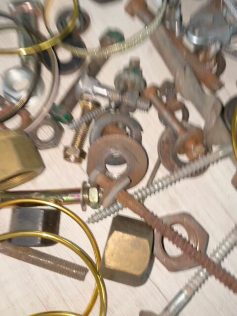 Me encontre un poco de metal oxidado pq quiero intentar usarlo para pintar tela ⚙️

Pq quiero hacer unos sets apocalipticos con topsitos y falda ><