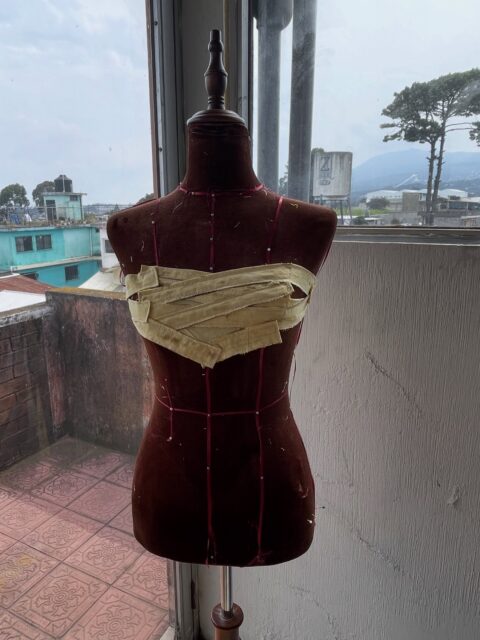 Home Nuevo topsitoooo, espero abrir la tienda a finales de octubre 😵💫
Le voy a ajustar un poco todavía pq enseña mucho jajs
.
.
.
.
.
.
#guatemala #hechoamano #upcycle #fashion #gt